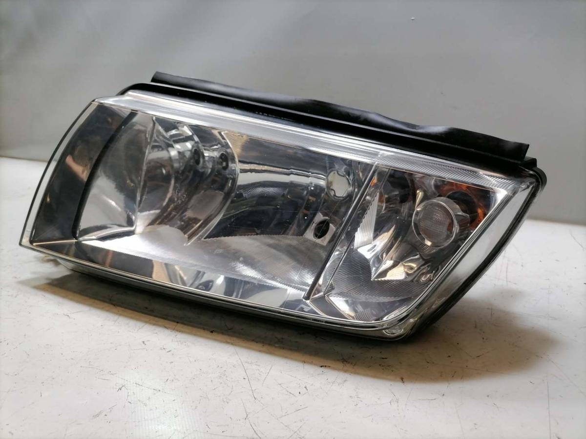 Skoda Fabia 1 original Scheinwerfer vorn links Halogen mit Chrom Hintergrund Bj.2001